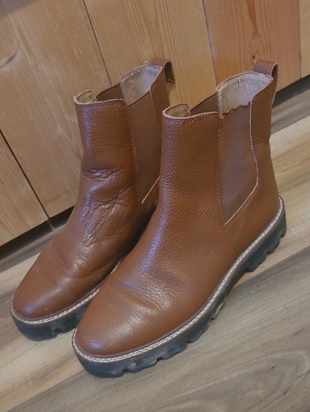 Womens The Citywalk Lugsole Chelsea Leather Boot